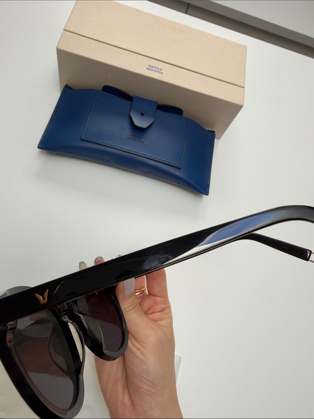 GENTLE MONSTER Black Cat-Eye Sunglasses with Blue Case - Picture 3 of 11